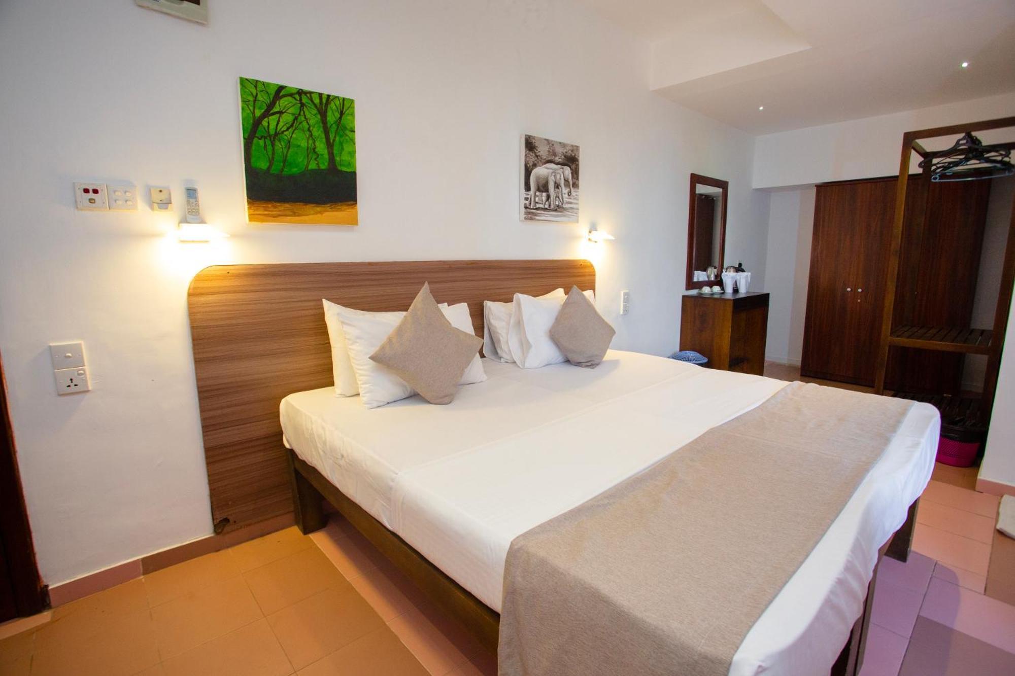 Lucky Seven Hikkaduwa Hotel ภายนอก รูปภาพ