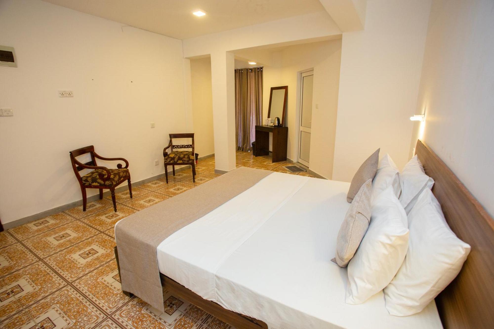 Lucky Seven Hikkaduwa Hotel ภายนอก รูปภาพ